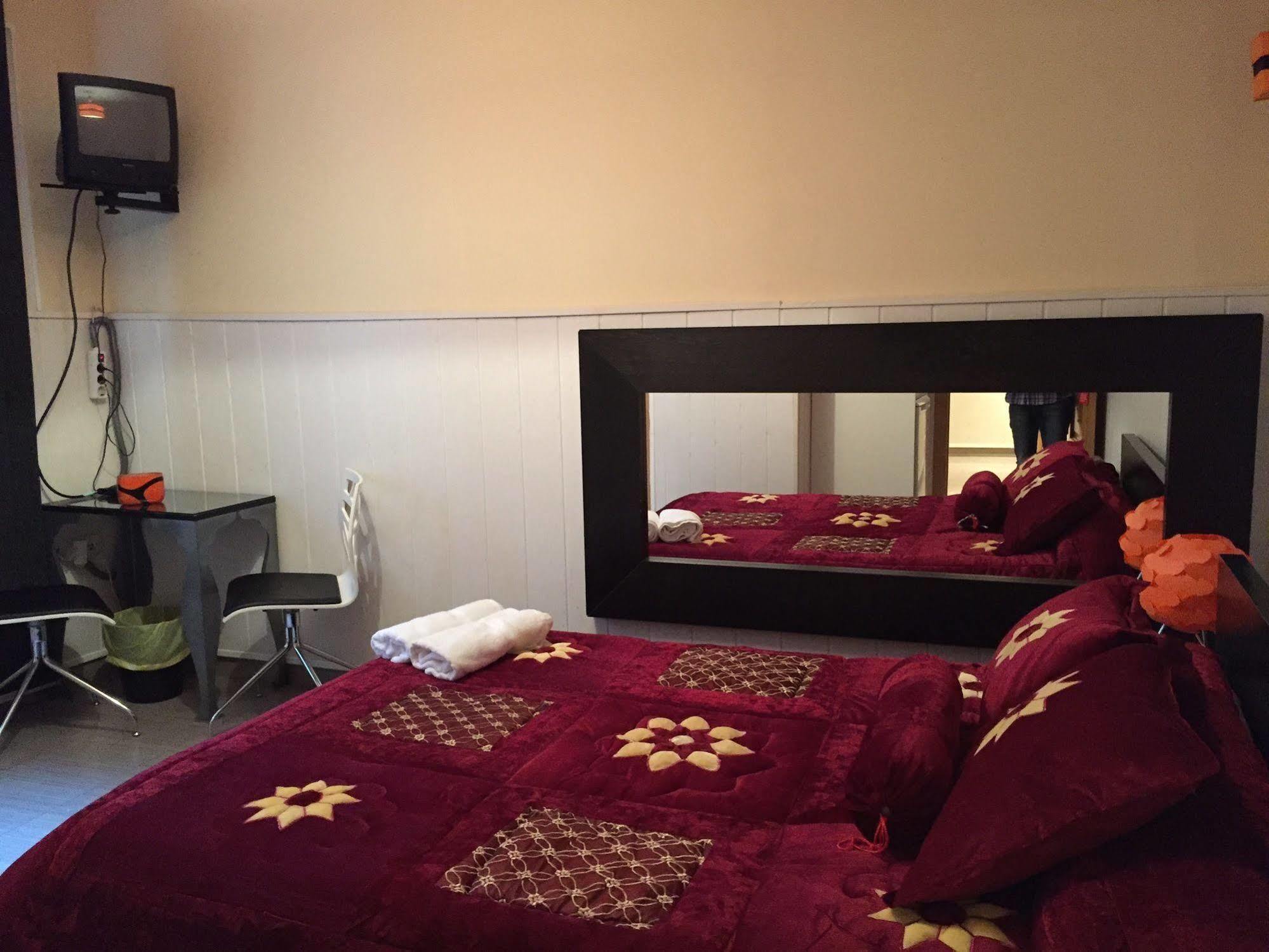 Hostal Oxum Madrid Extérieur photo