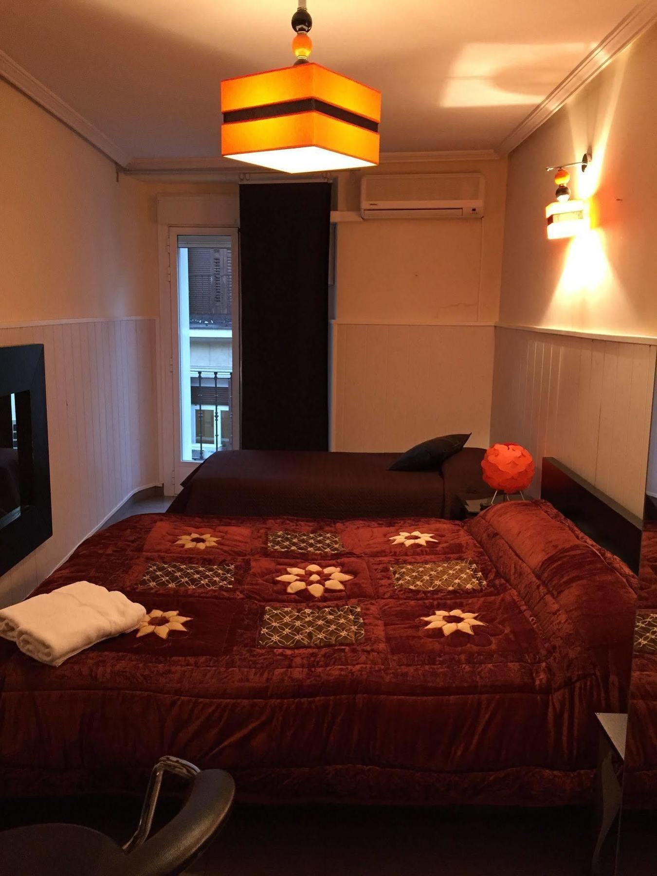 Hostal Oxum Madrid Extérieur photo