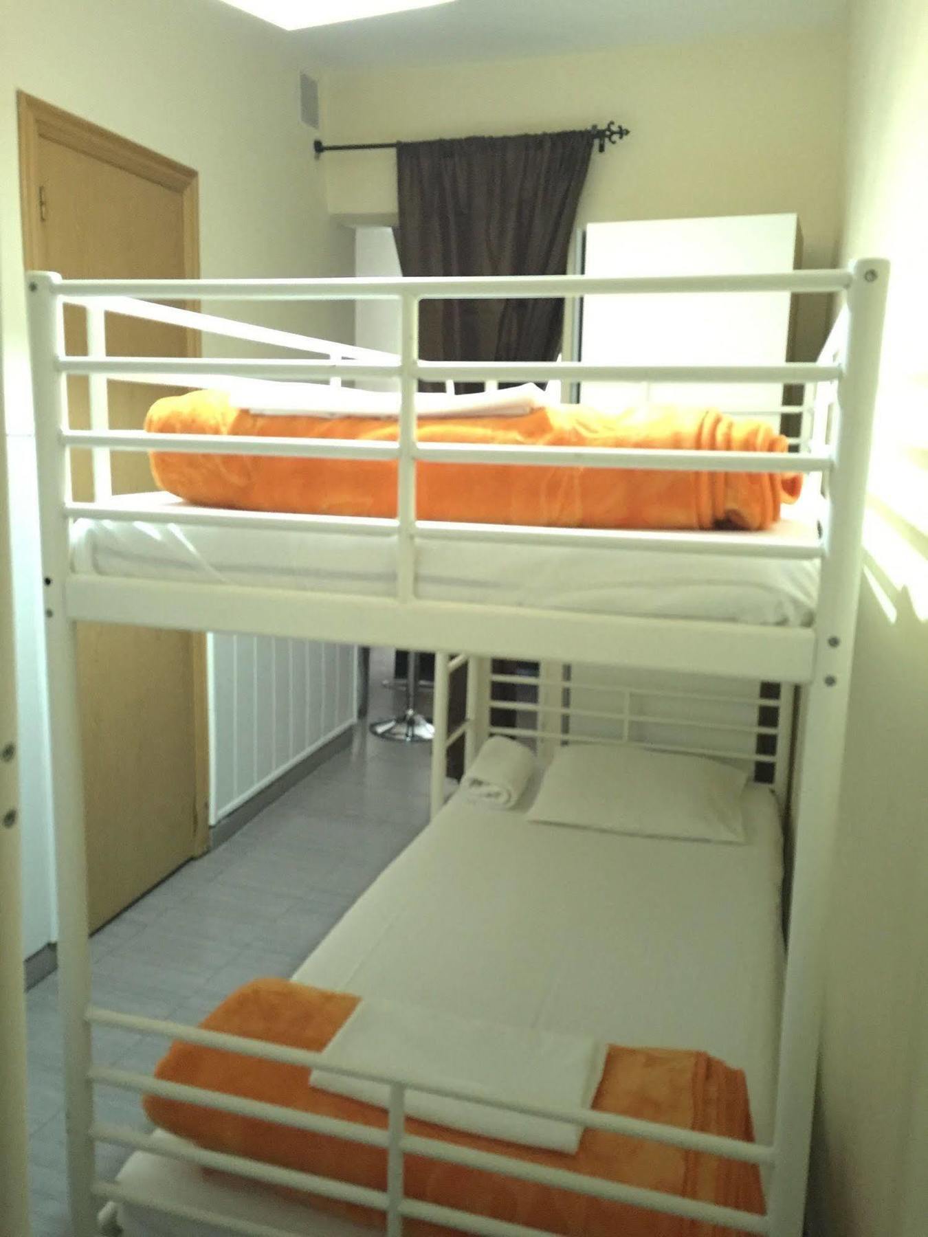 Hostal Oxum Madrid Extérieur photo
