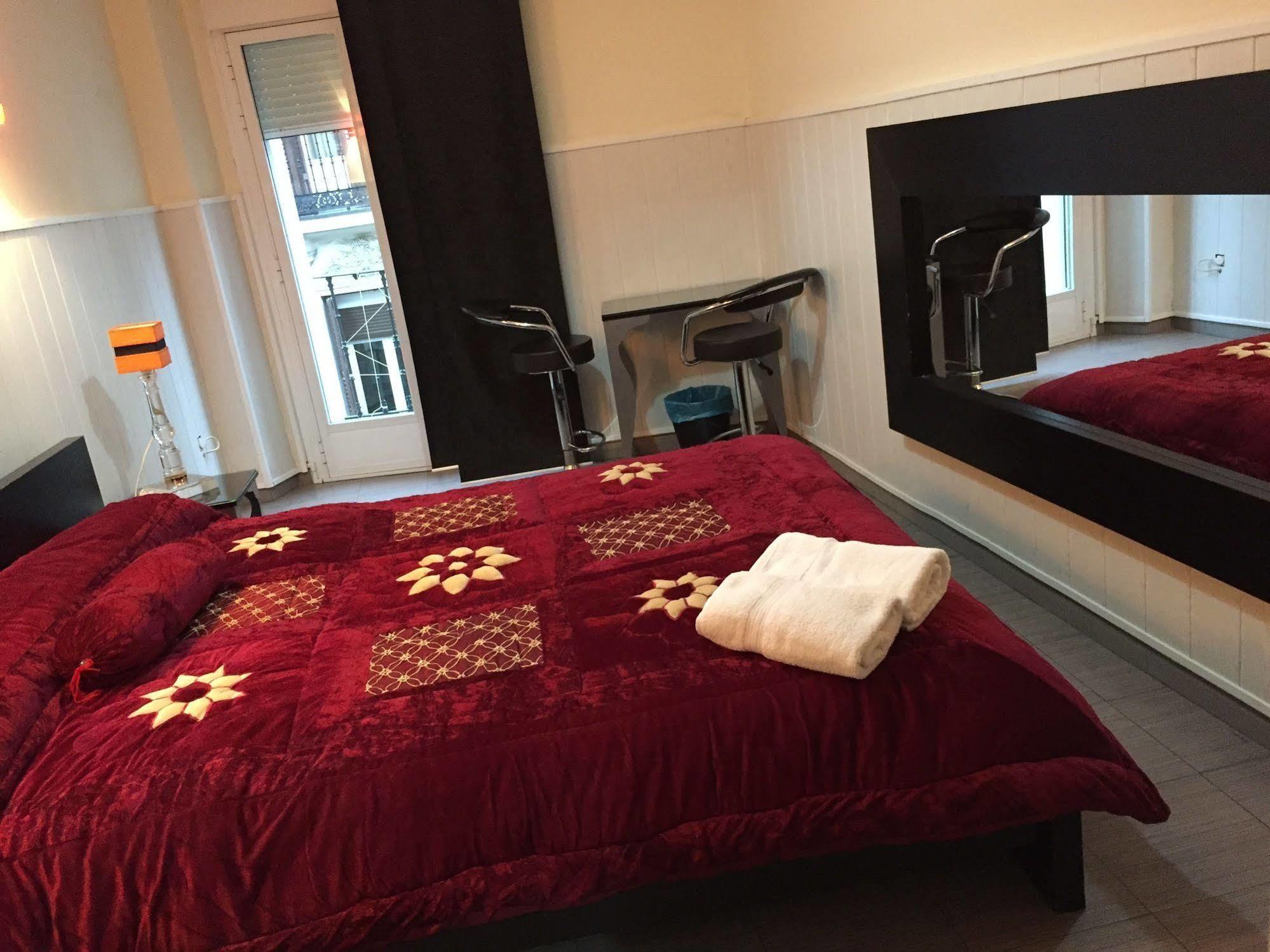 Hostal Oxum Madrid Extérieur photo